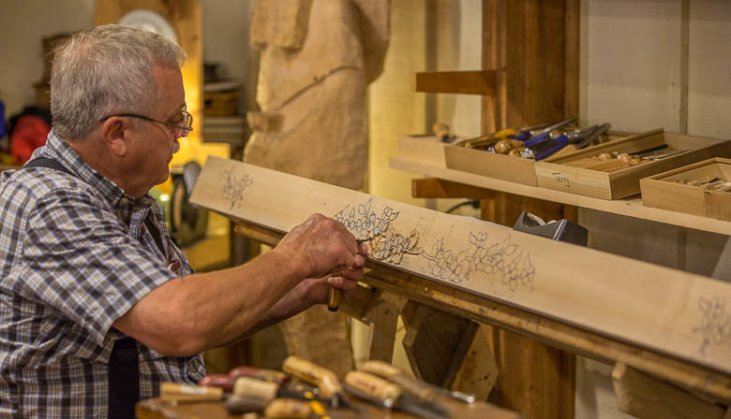 Traditional Appalachian craftspeople at work in Dollywood
